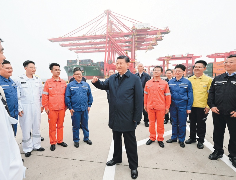 2024年5月22日至24日，中共中央总书记、国家主席、中央军委主席习近平在山东考察。这是22日下午，习近平在日照港亲切慰问港口科技工作者、运营人员、航运人员。 新华社记者 谢环驰/摄